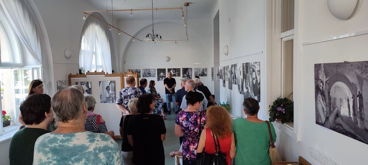 Galerie v Kojetíně zve na fotografickou výstavu Slavní, známí i neznámí