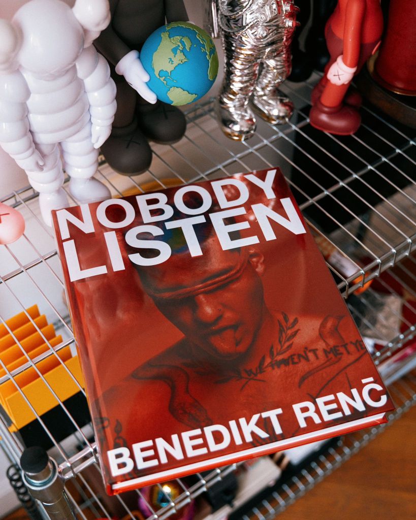 DJ a producent Nobody Listen v hlavní roli knihy fotografa  Benedikta Renče
