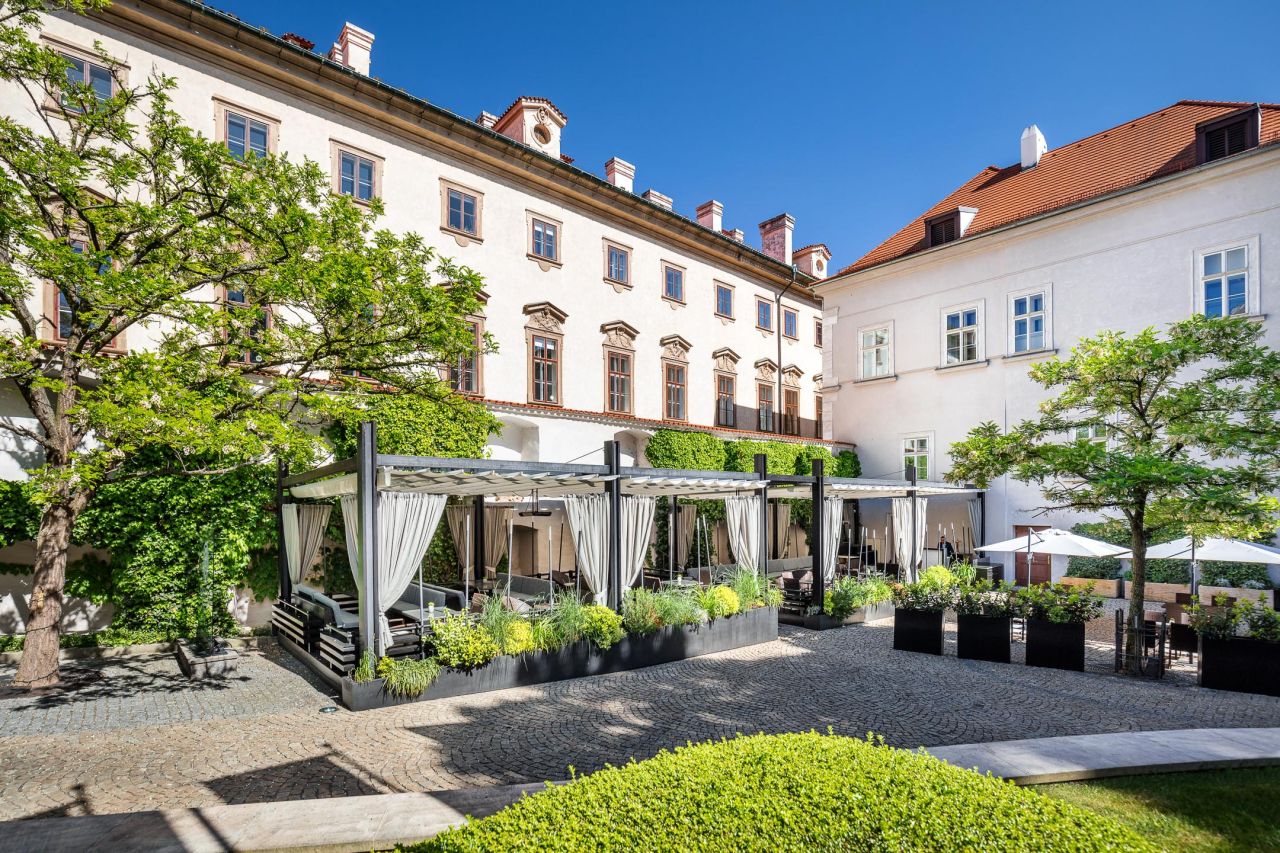 Za branami hotelu Mandarin Oriental, Prague se otevírá útulná letní terasa