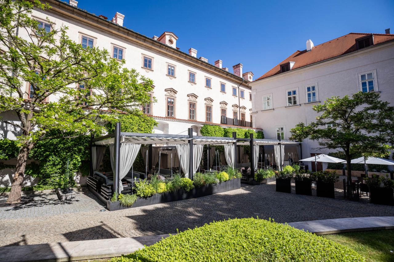 Hotel Mandarin Oriental, Prague představuje lokální tvorbu Malé Strany