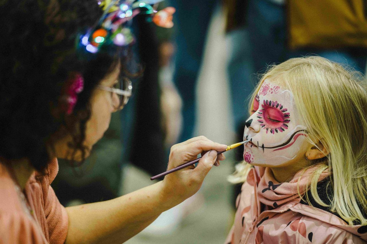 Mariachi, masky, skvělé jídlo a mexická tržnice. To vše zažijete na Día de los Muertos v Holešovické tržnici