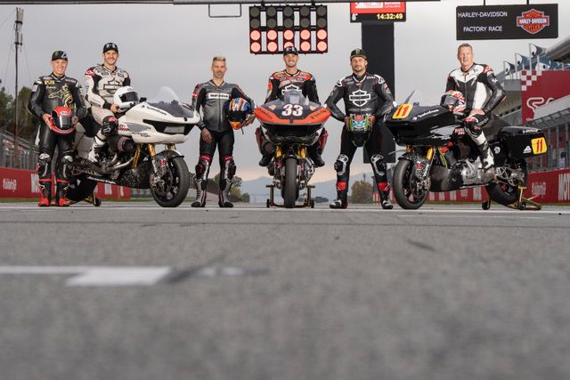 Kyle Wyman, James Rispoli a speciální hosté z řad závodníků MotoGP vyzkoušeli potenciál motocyklů Road Glide v závodní úpravě