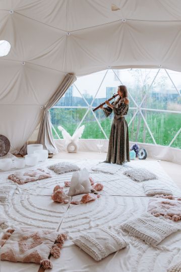 Dopřejte si relaxační zvukovou lázeň Sound Healing s Kateřinou Rae