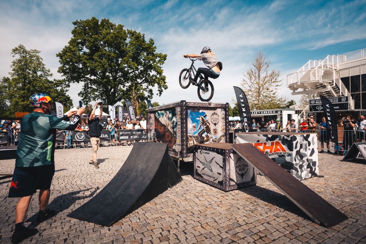 3-rocnik-cyklistickeho-festivalu-v-cr-prague-bike-fest-na-vystavisti-zve-na-big-air-eliminator